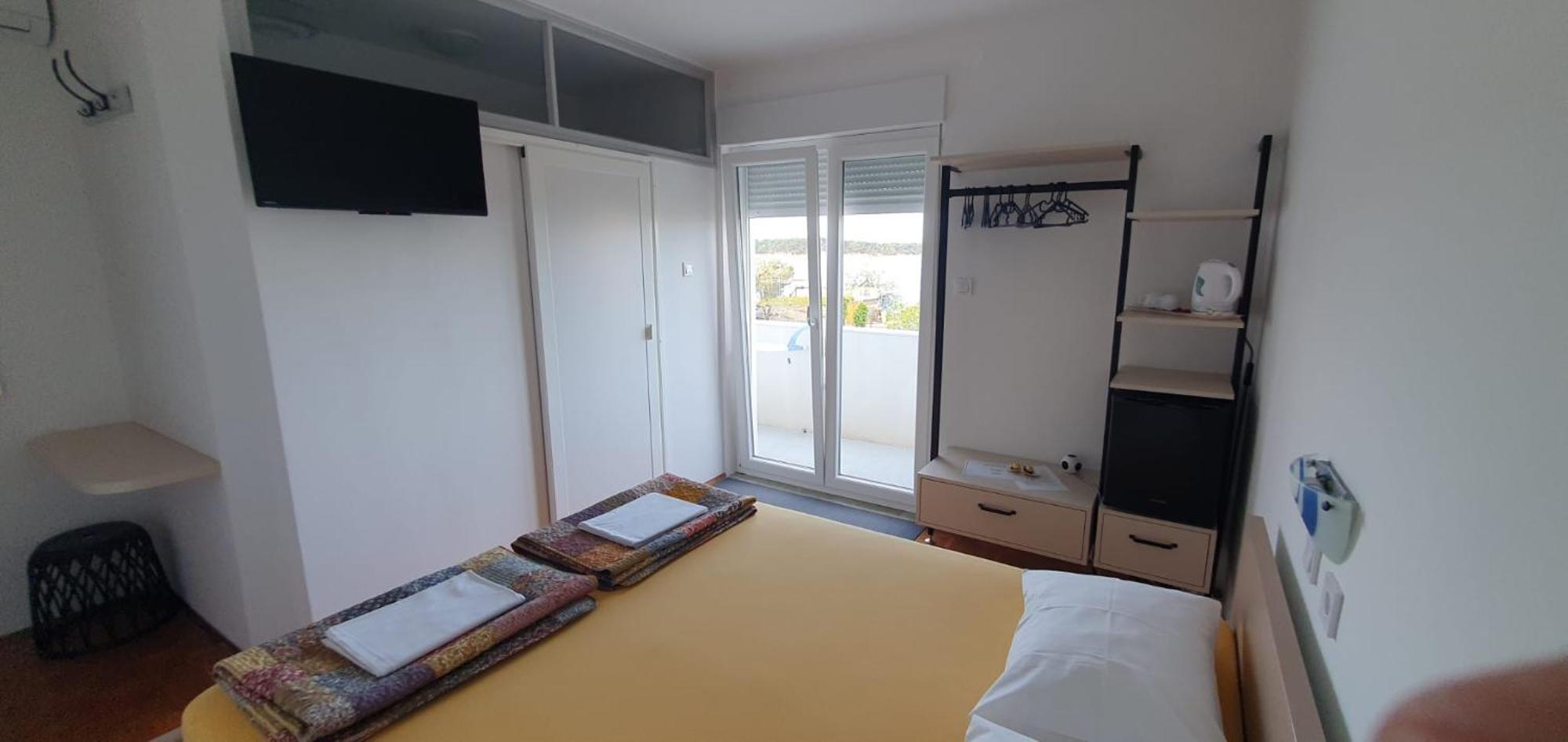 Apartments & Rooms Fam Ribaric Banjol Quarto foto