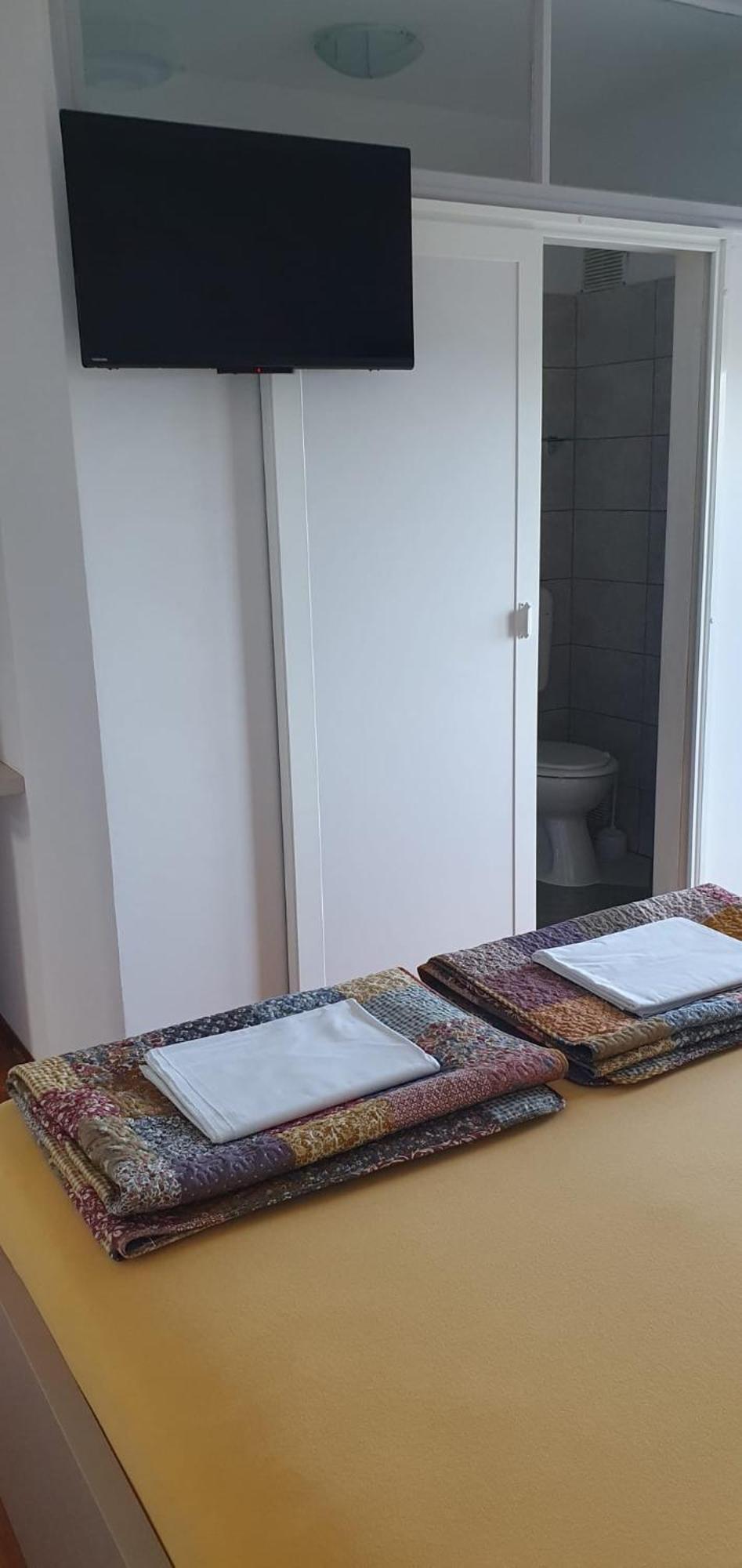 Apartments & Rooms Fam Ribaric Banjol Quarto foto